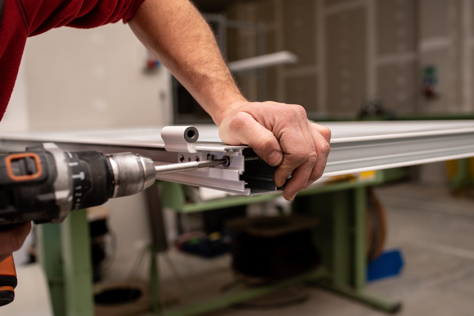 Bearbeitung eines Aluminiumprofils mit Handwerkzeug