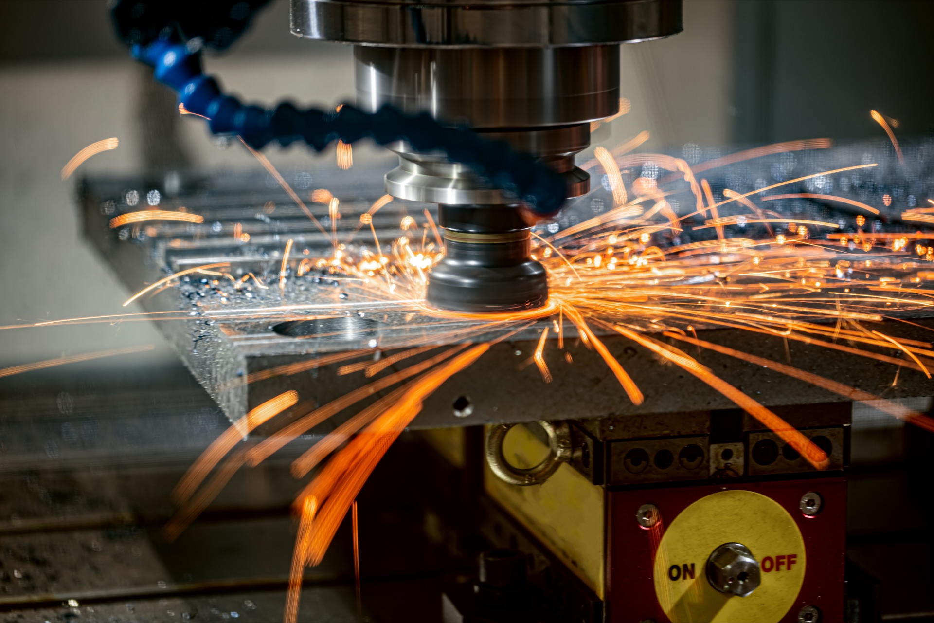 CNC-Drehmaschine bei der Metallbearbeitung