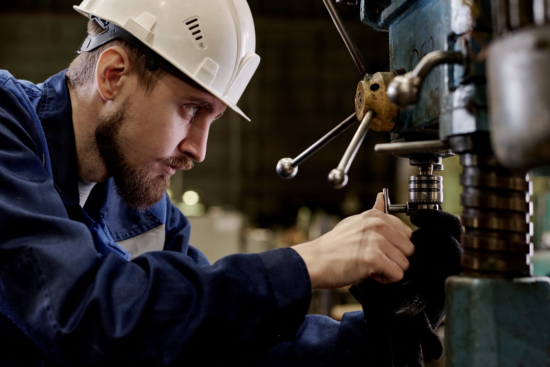 Techniker bei der Reparatur einer Industrieanlage