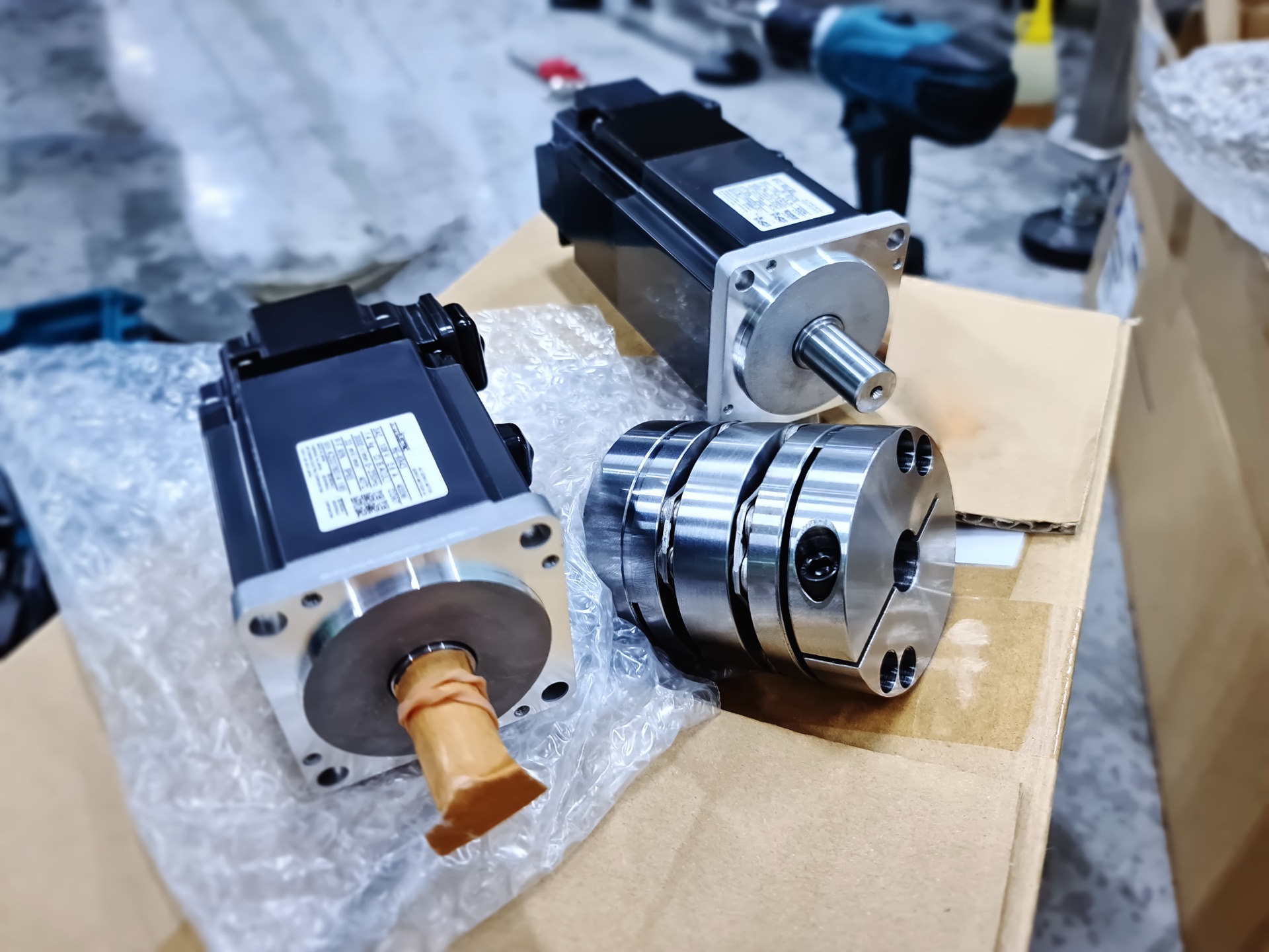 Servomotoren mit Wellenkupplung – das Herzstück jeder CNC-Achse
